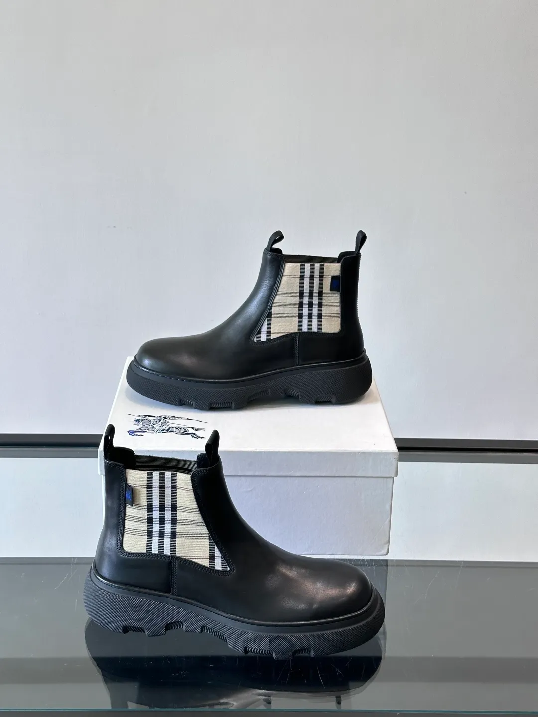 [Burberry] Top P: 920💰 Size: 39-44 (45. Customized) Burberry Matrix shoes👟Burberry autumn and winter men's high-top Chelsea boots, made with heavy industry! The upper is made of imported cowhide, with a slip-on design, classic plaid elastic straps, fine leather, and full of details. It is equipped with a classic and durable rubber thick sole, which increases the length of the legs. The cowhide lining is comfortable and breathable. It is easy to wear and fashionable, business and leisure, full of exquisite Italian style, and has a great look!